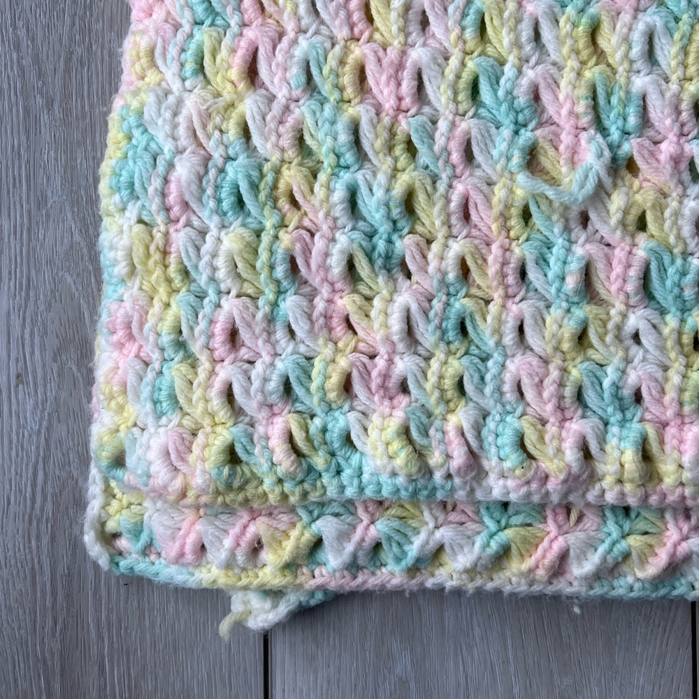 Vintage pastel crochet kids baby blanket - Picture 4 of 5